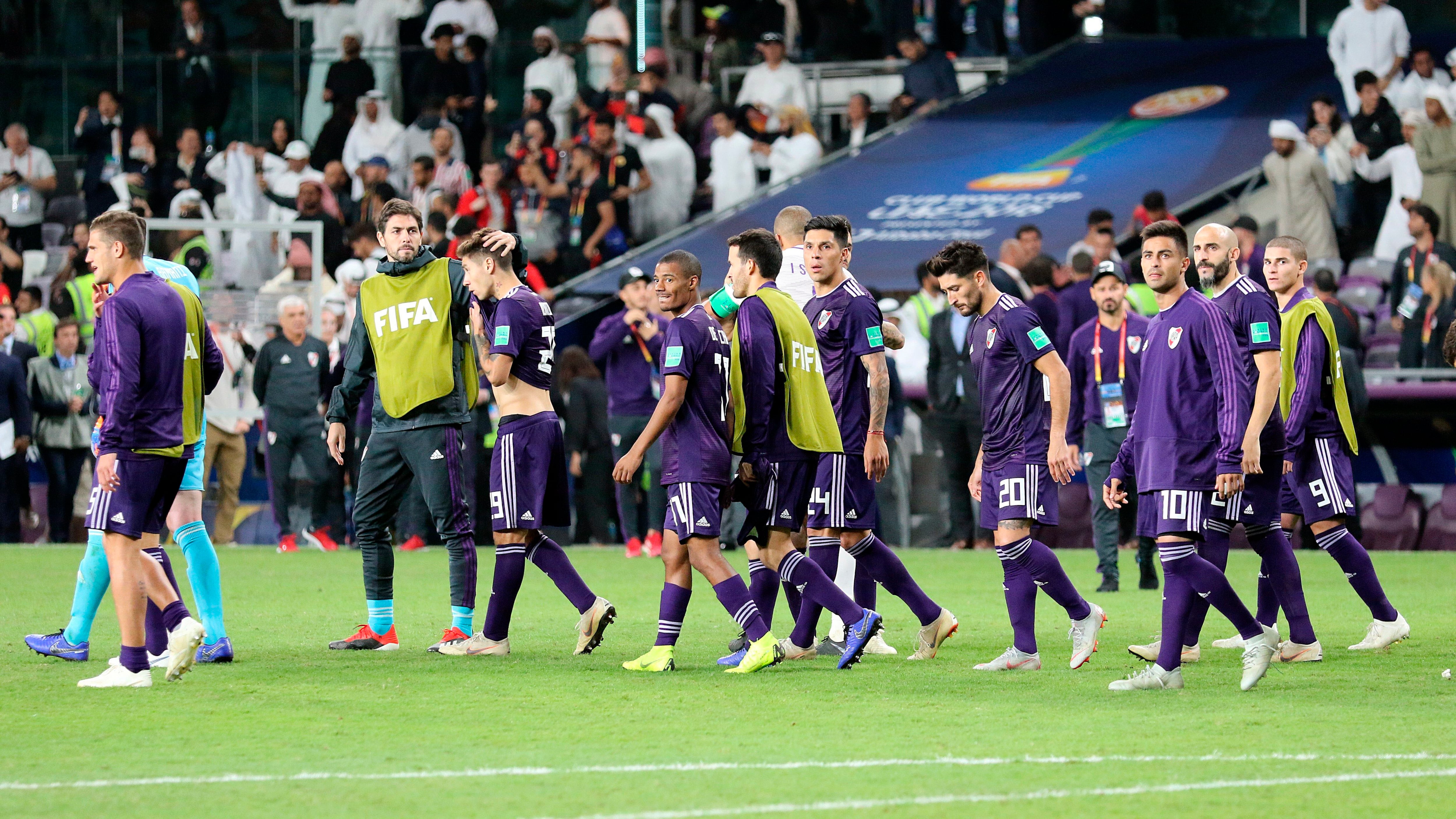 Los jugadores de River se van tras la tanda de penales que marcó su eliminación.