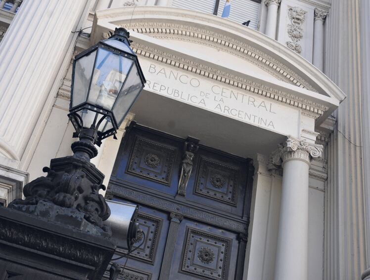 El Banco Central habilita negocios millonarios con la bicicleta financiera.