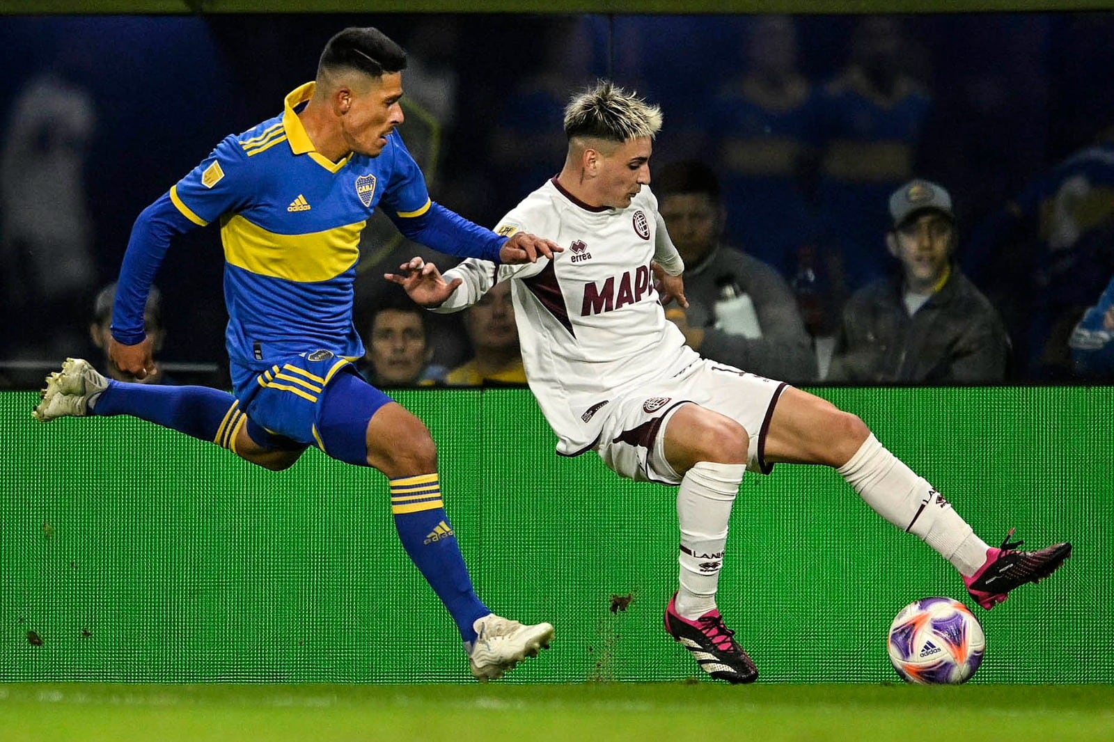 Roncaglia persigue a Orozco; Boca igualó con Lanús