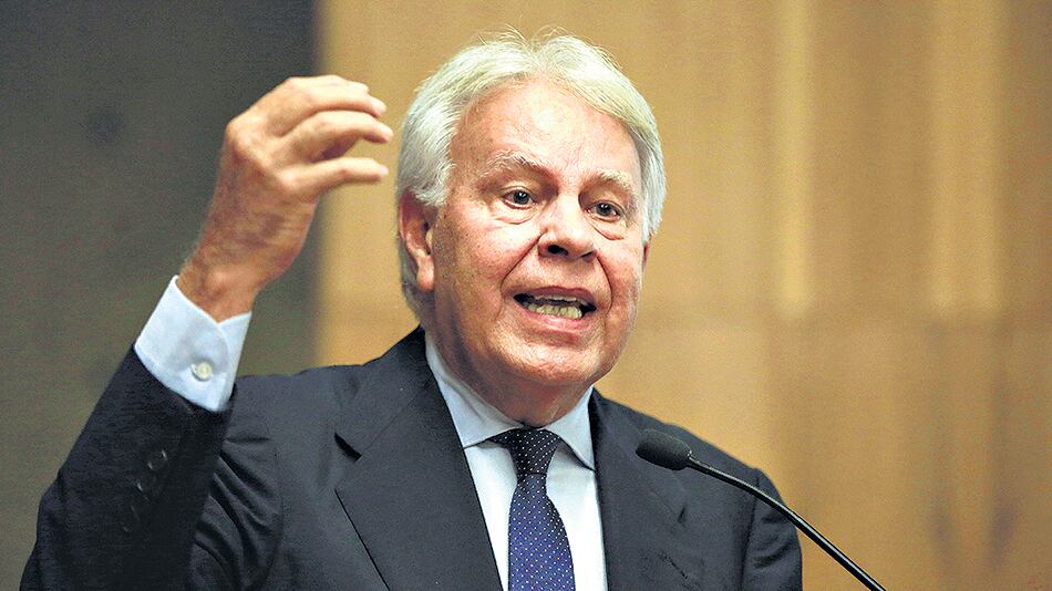 Felipe González dijo que fue un error judicializar la crisis en vez de apelar a la política.