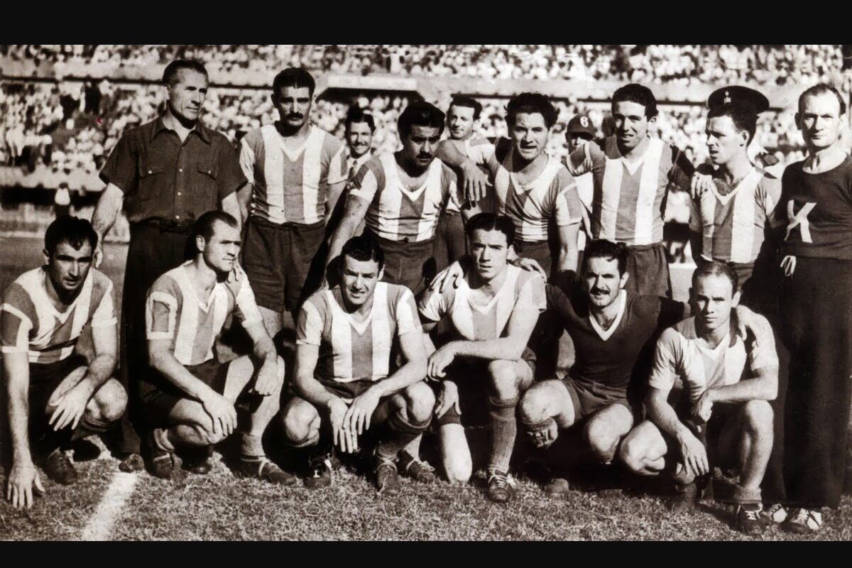 De la Mata, Méndez, Pedernera, Labruna y Loustau, arriba; Stábile (DT); Salomón, Sobrero, Fonda, Strembel, Vacca y Pescia, abajo.