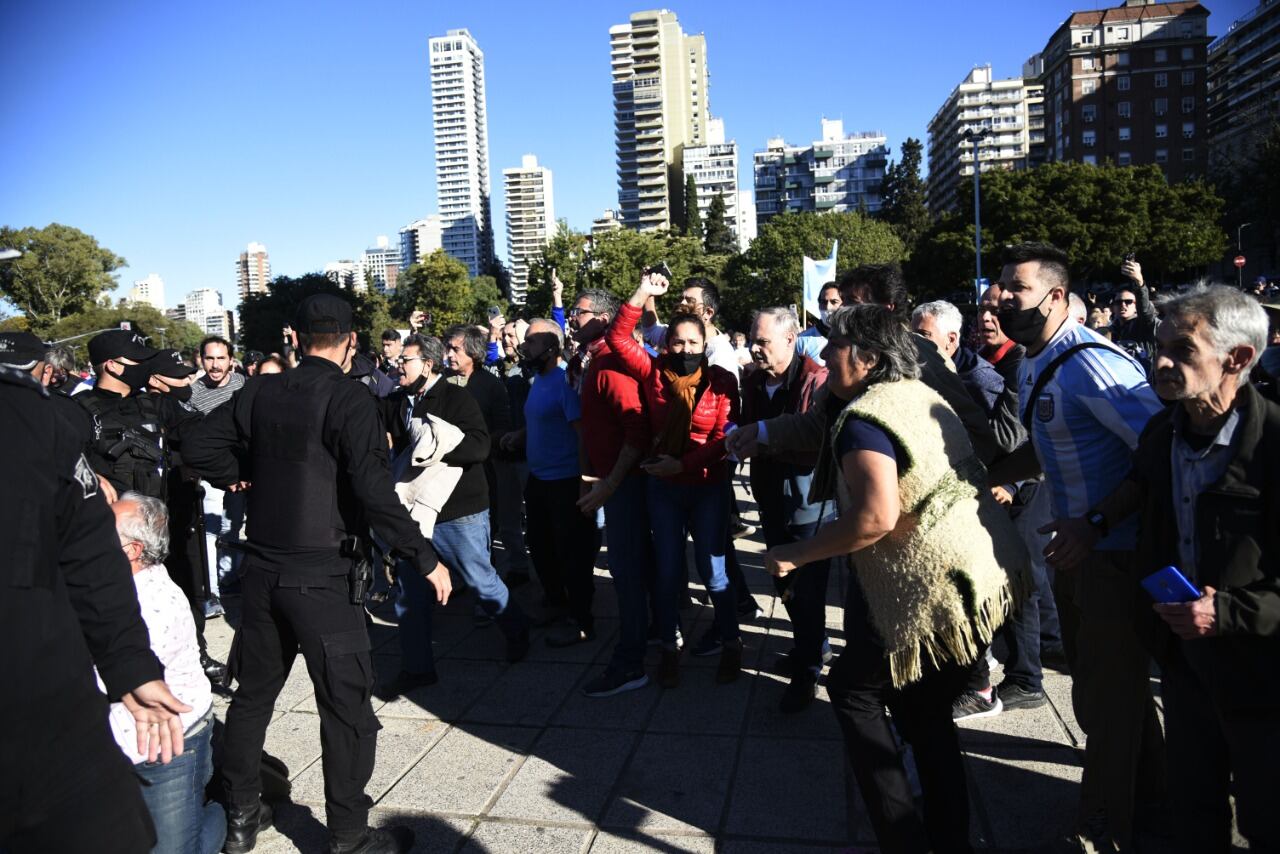 Médicos por la Verdad choca con la policía en Rosario, el pasado 25 de mayo. 