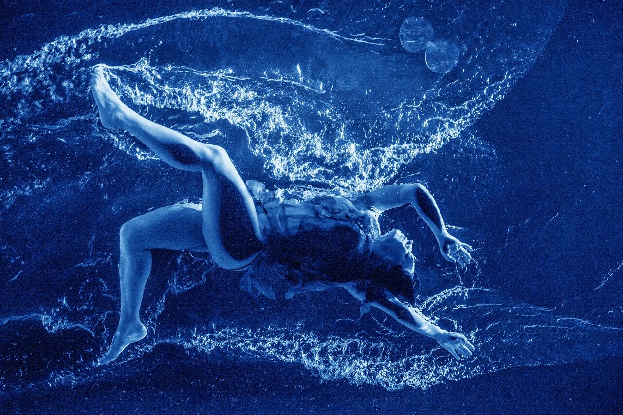 La pileta gigante que desciende sobre los espectadores, gran momento de "Wayra".