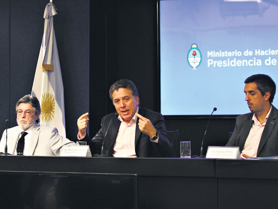 El titular de la AFIP, Alberto Abad, con el ministro de Hacienda, Nicolás Dujovne. Las multas sumaron el equivalente a un mes de recaudación.