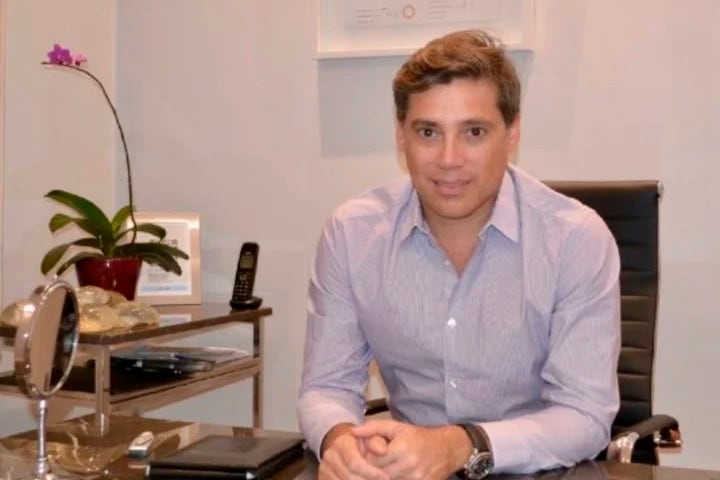 Andrés Galfrascoli, un cirujano de 44 años, figura junto a su esposa y su hija entre los desaparecidos.