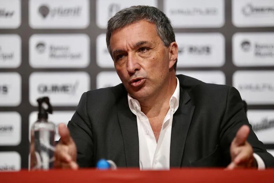 Astore se aferra a la posibilidad de completar su mandato, más allá de sus promesas anteriores.