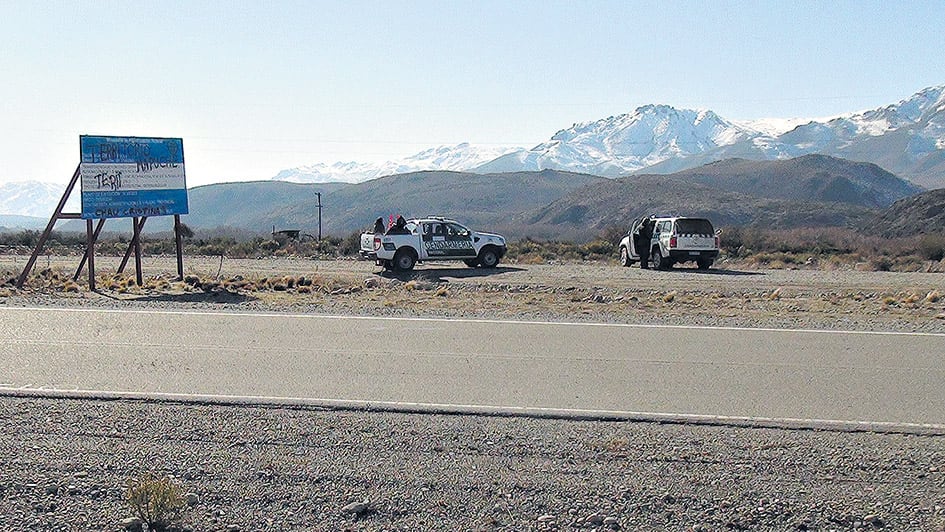 Las camionetas de la Gendarmería, sobre la ruta 40, apostadas cerca de la Pu Lof en Resistencia Cushamen.