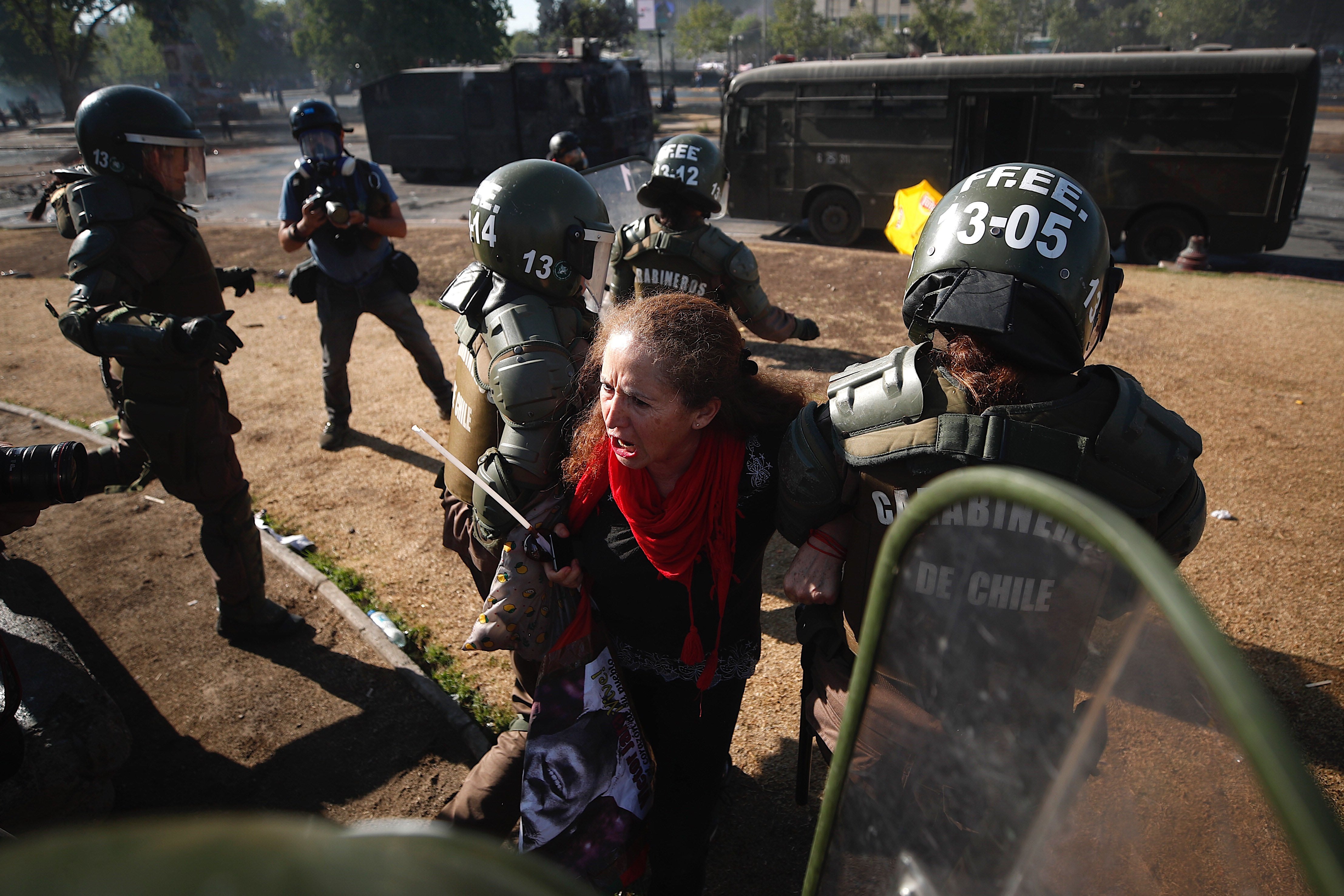 Una manifestante es llevada detenida por la policía chilena en Santiago.
