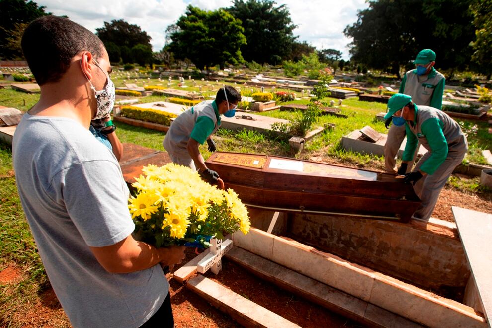 Empleados preparan a víctimas de covid-19 para ser enterrados, en el cementerio de Campo da Esperança, en Brasilia (Brasil).