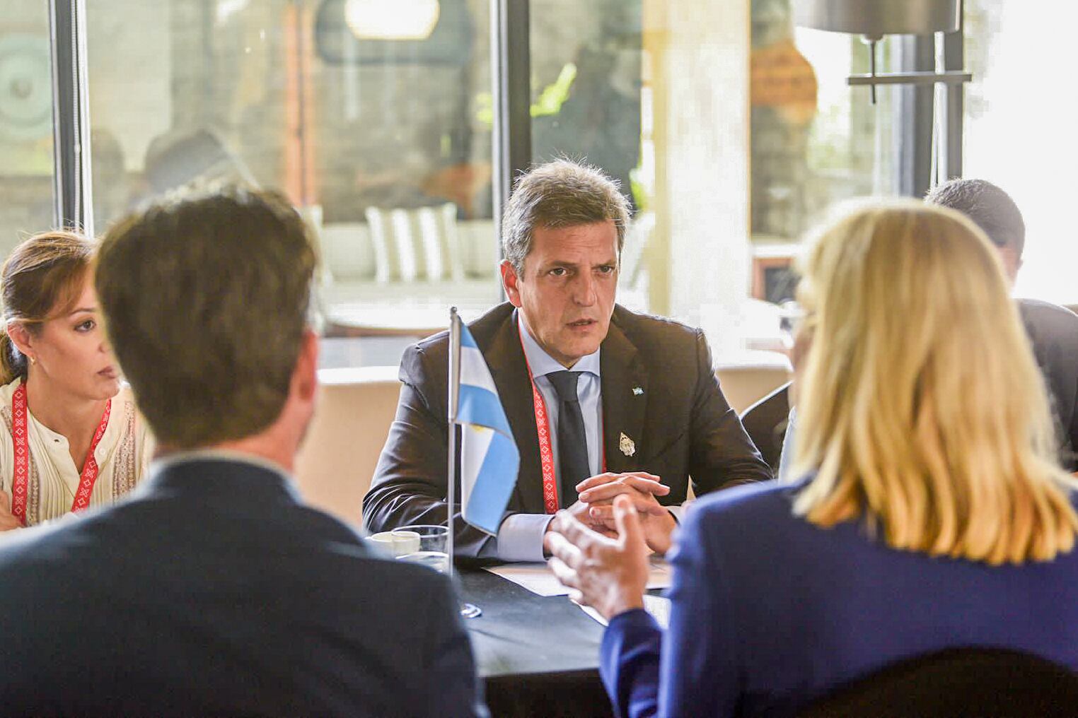 Massa durante la reunión con la ministra de Finanzas de Países Bajos, Sigrid Kaag, en la cumbre del G20 en Indonesia. 