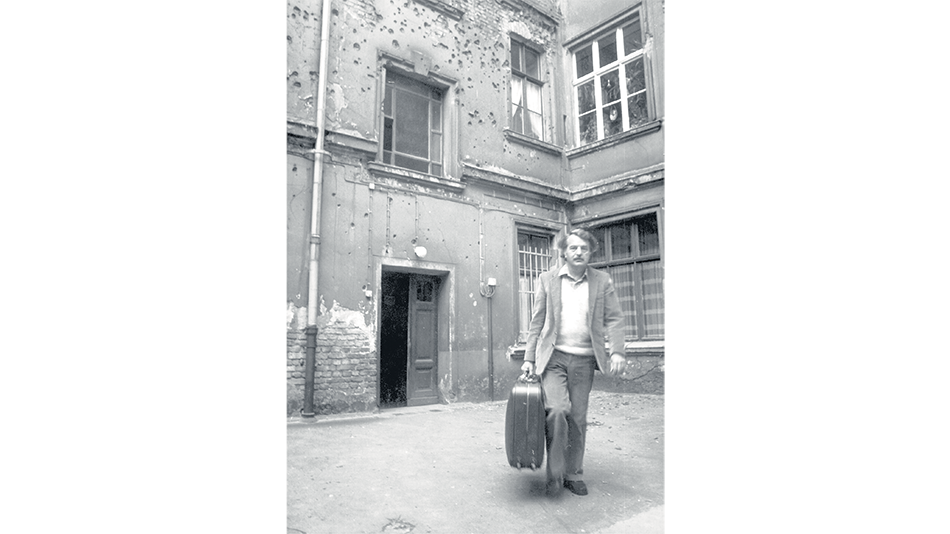 Saliendo de la casa de BerlIn, donde vivió 8 años de exilio. En las paredes, los rastros de la segunda guerra mundial, 1983.