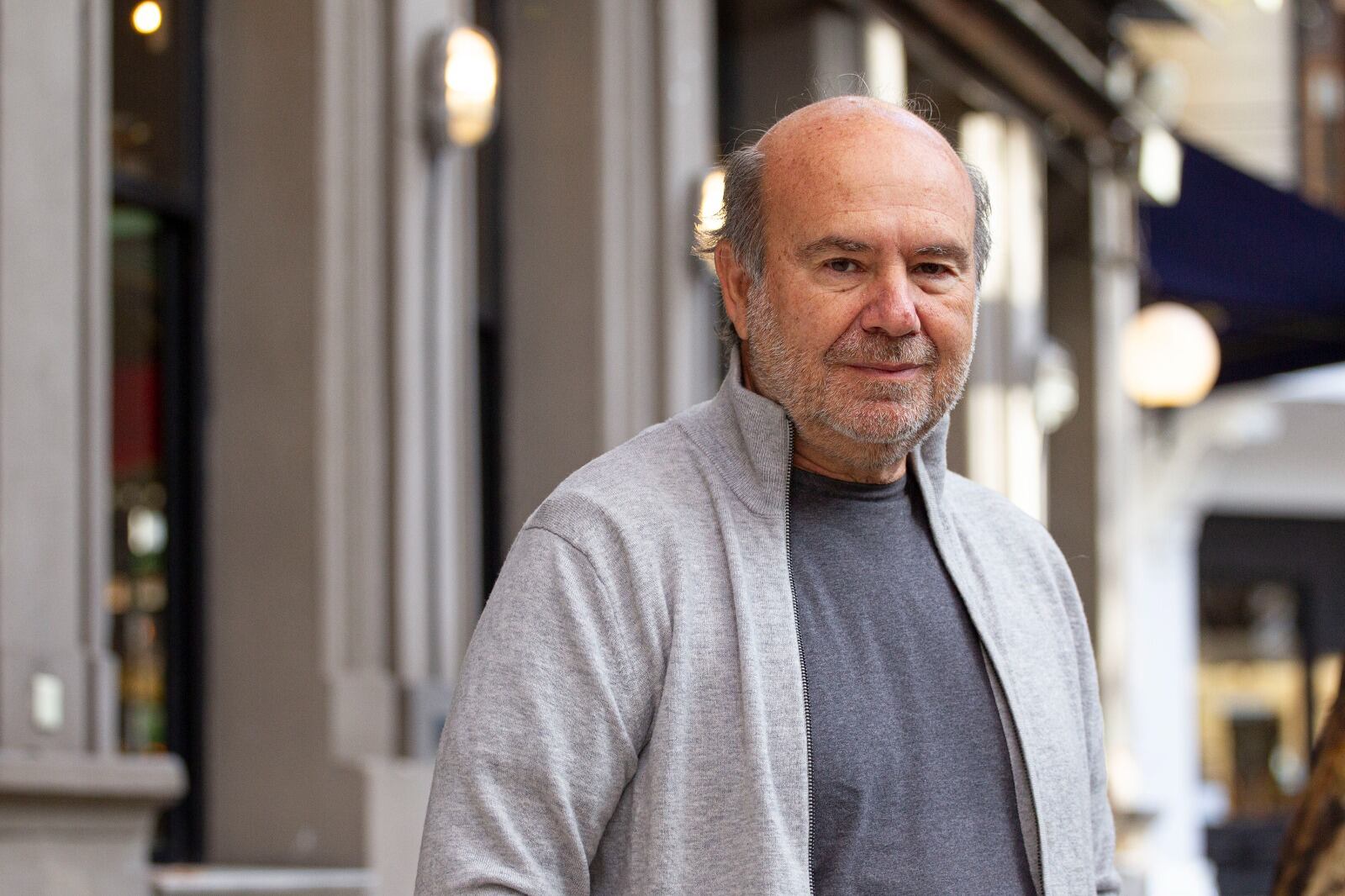 Martín Baintrub es escritor, arquitecto y publicista.