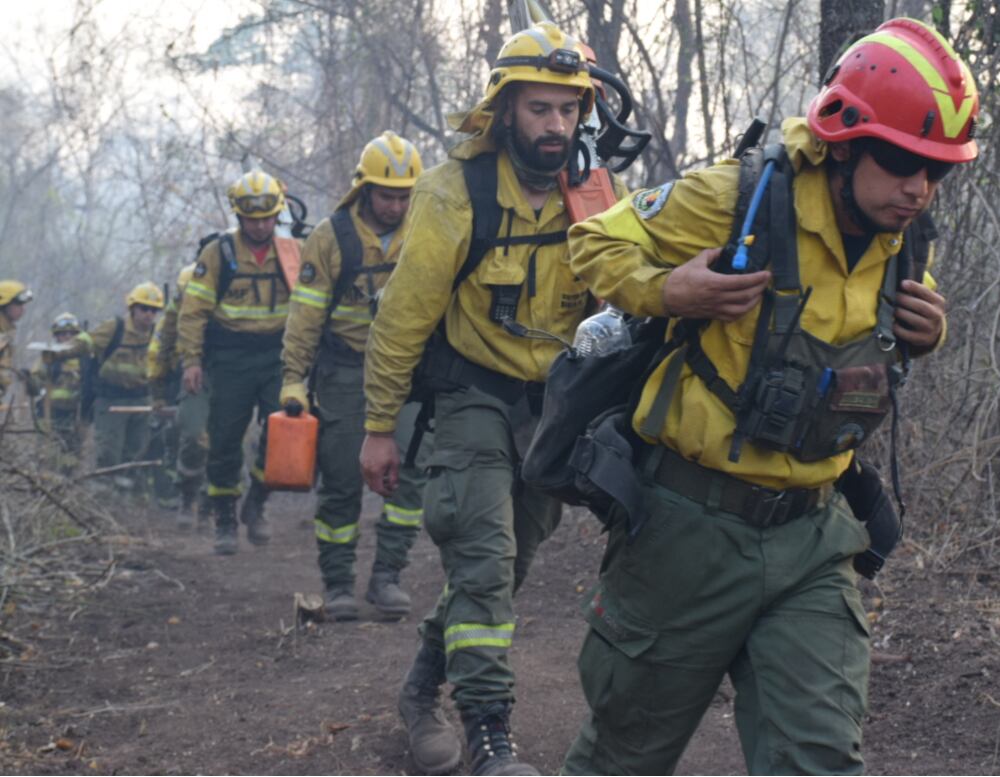 Brigadistas del Servicio Nacional de Manejo de Fuego. 