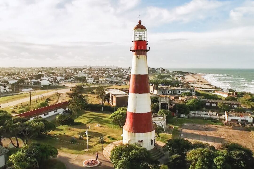 La ESIM funcionó junto al actual   Faro de la Memoria.