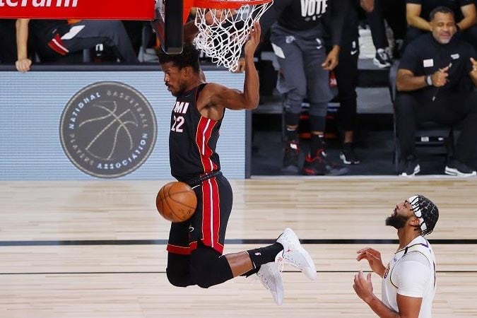 Jimmy Butler vuela ante la presencia de Anthony Davis.