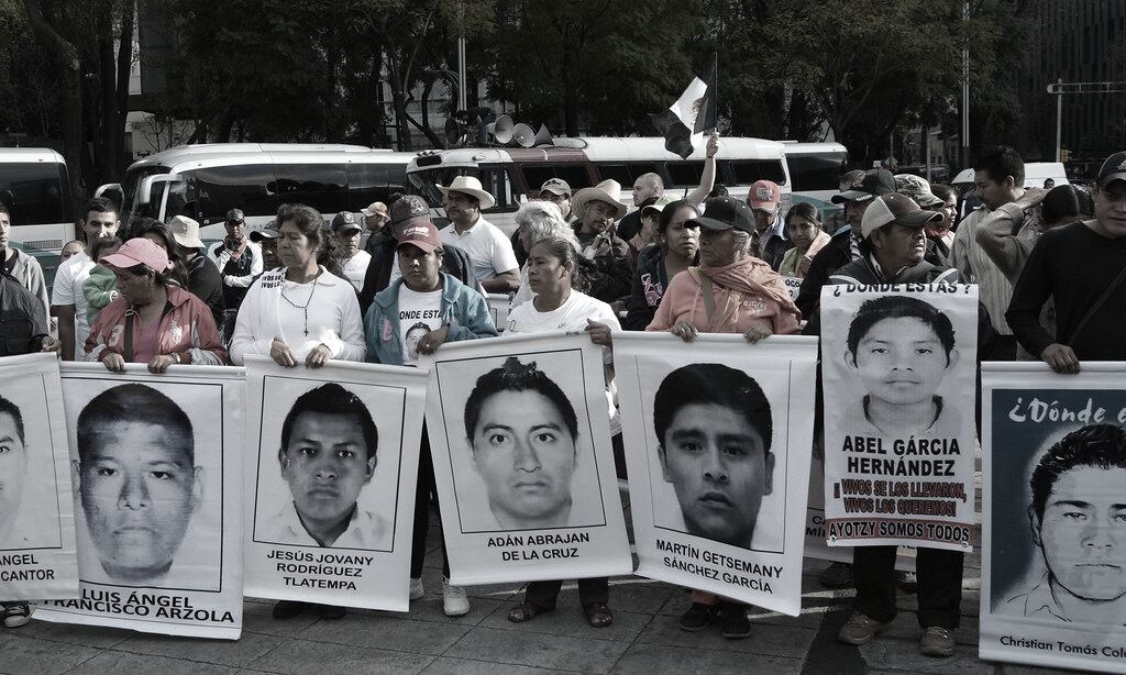 Marcha exigiendo justicia por la desaparición de los estudiantes de Ayotzinapa / Flickr