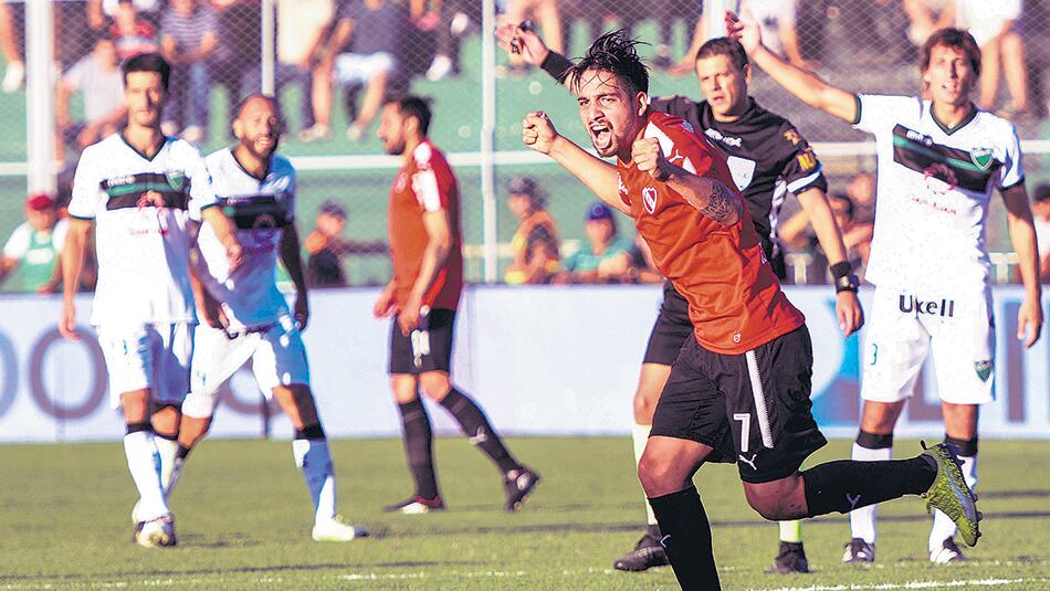 Benítez festeja el primer gol de Independiente que marcó tras la habilitación de Meza.