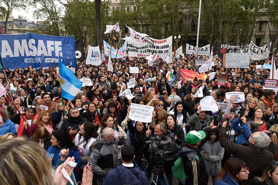 Ayer los docentes marcharon y pidieron que no se concreten los descuentos. 