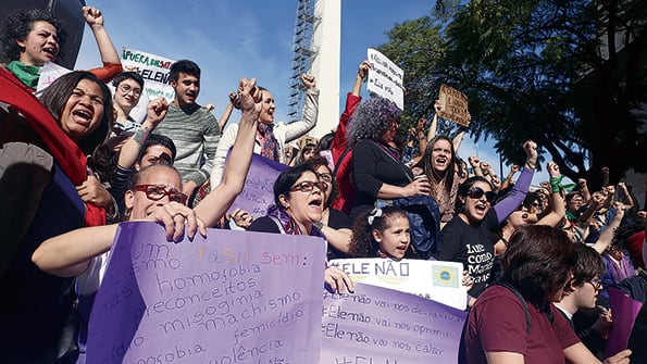 Decenas de personas protestan en el Obelisco en contra de Bolsonaro.