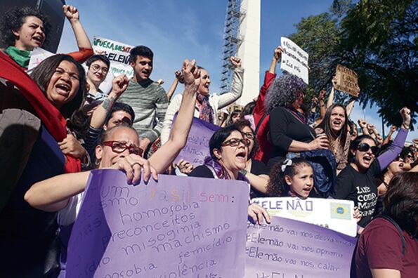 Decenas de personas protestan en el Obelisco en contra de Bolsonaro.