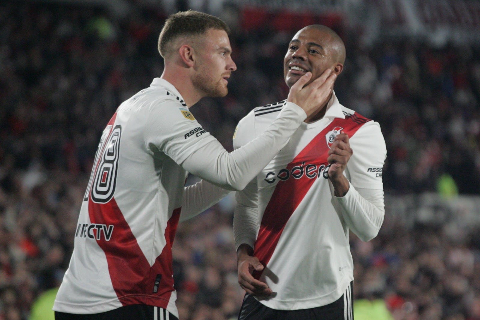 Beltrán y De la Cruz, goleadores en la noche del título 70