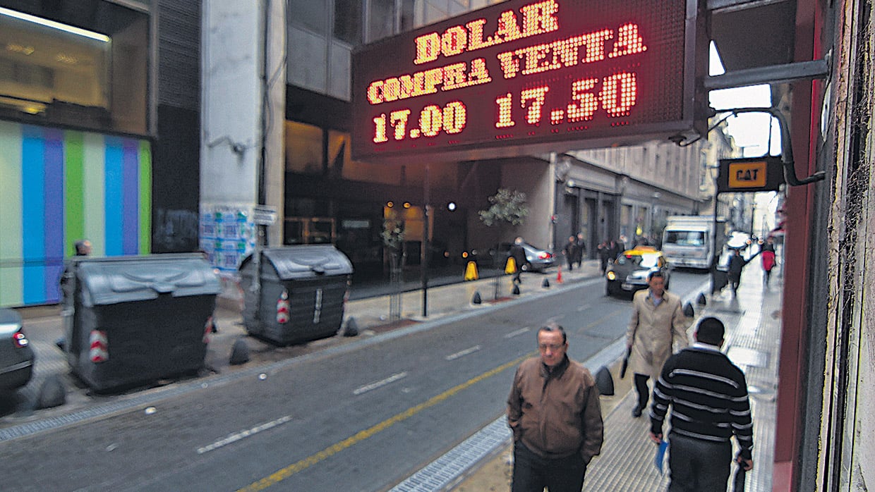 El dólar en las casas de cambio marcó el record de 17,50 pesos. La banca pública vendió billetes en cantidad para frenar la escalada.