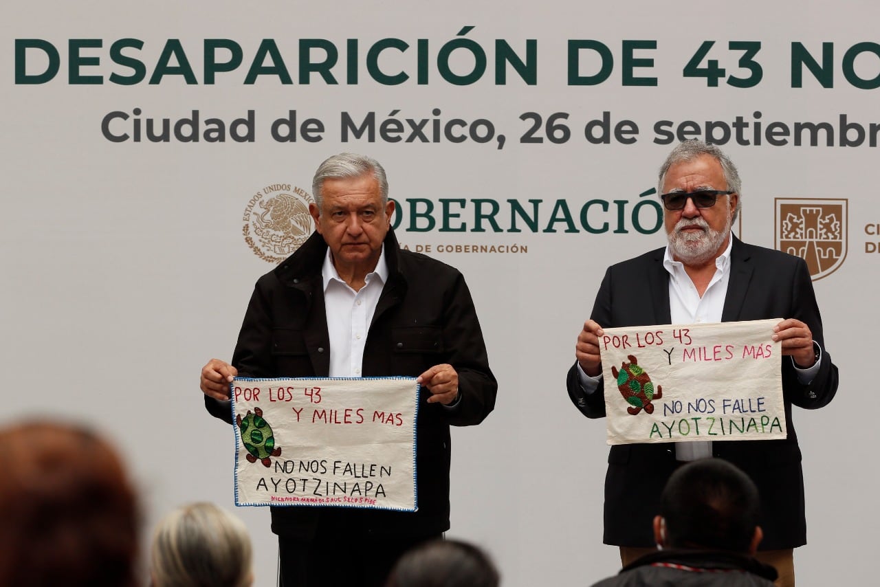 El presidente de México, Andrés Manuel López Obrador (i) y el subsecretario de Derechos Humanos, Alejandro Encinas (d) en el aniversario de la masacre.