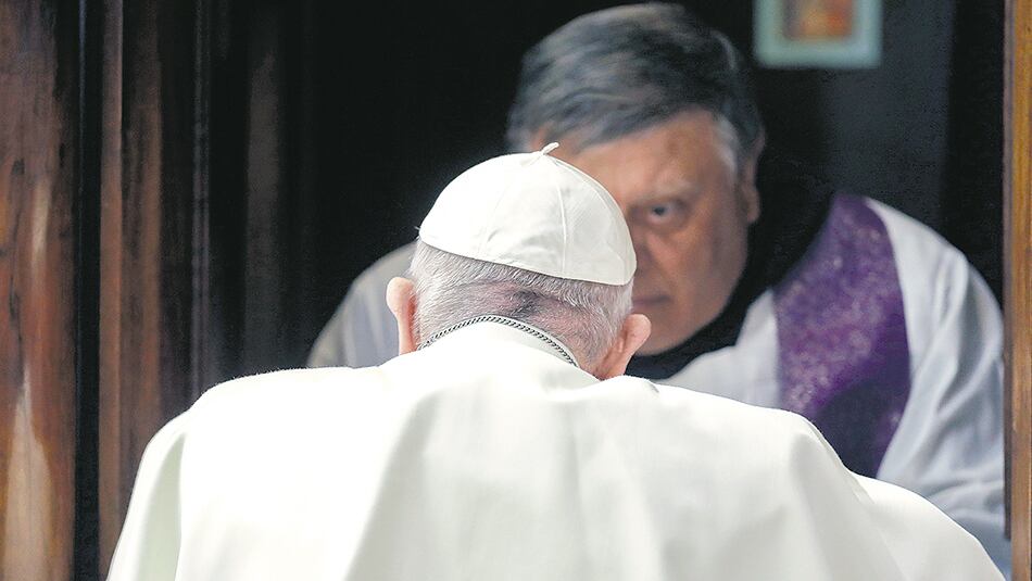 Francisco, de rodillas, se confiesa durante una misa por el tercer viernes de Cuaresma.