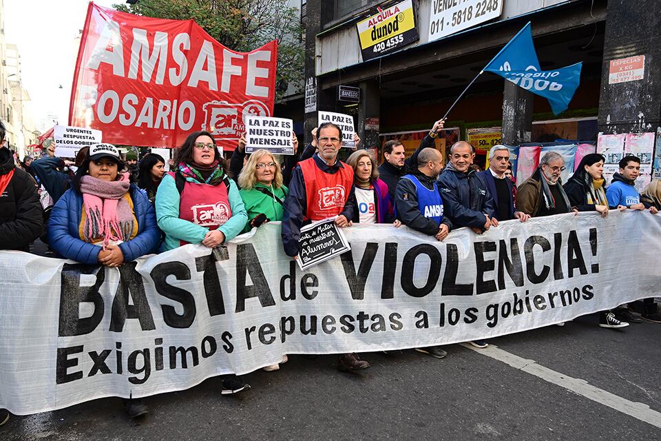 Casiello de Amsafe Rosario, Lucero de Sadop y el rector Bartolacci al frente de la marcha.