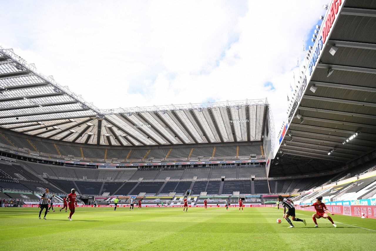 Newcastle-Liverpool. El fútbol volvió en Inglaterra, España, Italia y Alemania sin público. En Rusia, con capacidad limitada.