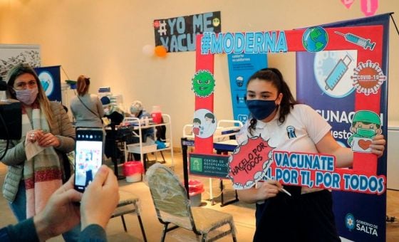 Sigue la vacunación a adolescentes. 