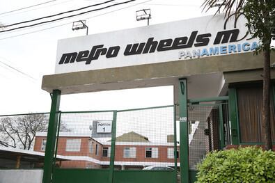 Mientras esperan la asamblea, los trabajadores de Mefro Wheels producen las llantas pedidas.
