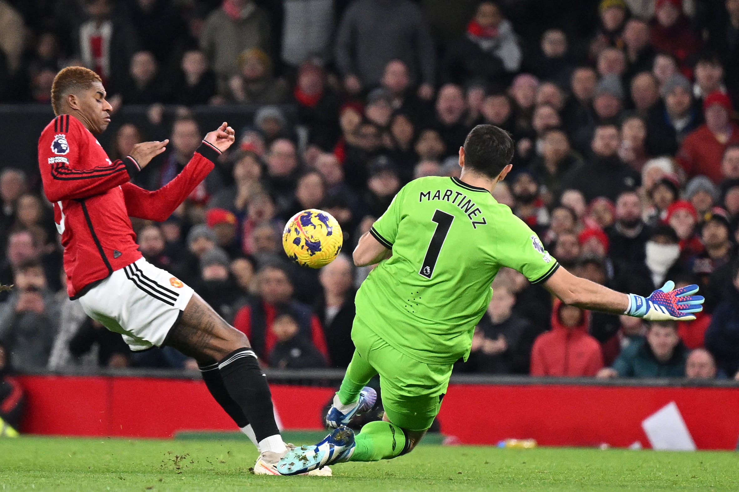 Rashford disputa el balón con el "Dibu" Martínez