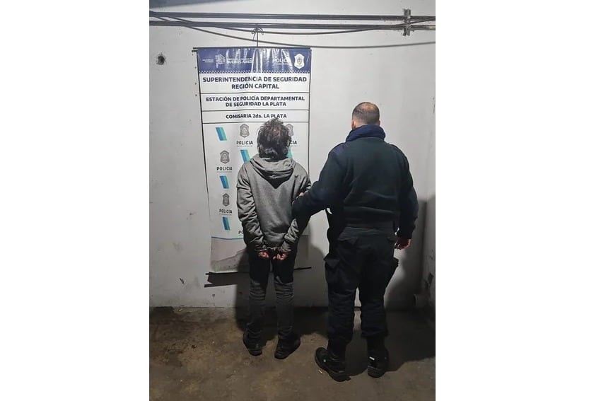 El hombre trabajaba con una aplicación de viajes.