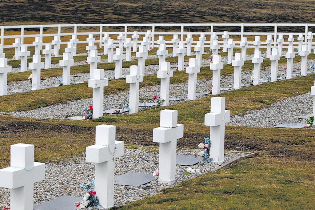 Algunas tumbas tienen lápidas con nombres, pero en los registros figuran como vacías.