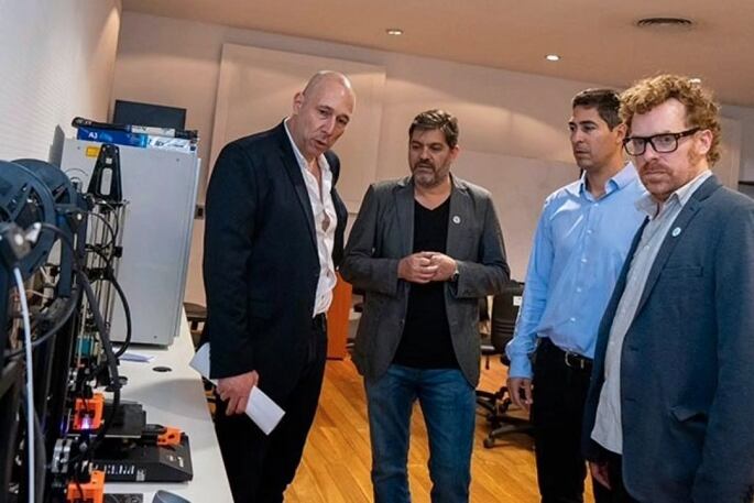 La recorrida de las autoridades por el nuevo polo tecnológico de la UNLa.