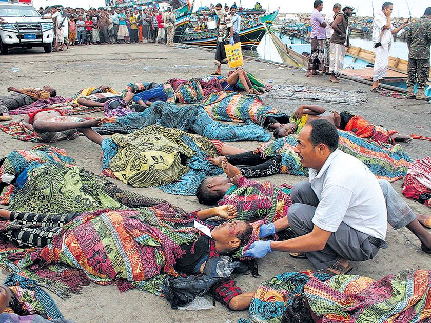 Un hombre yemení inspecciona los cadáveres de los refugiados somalíes en Al Hudayda.