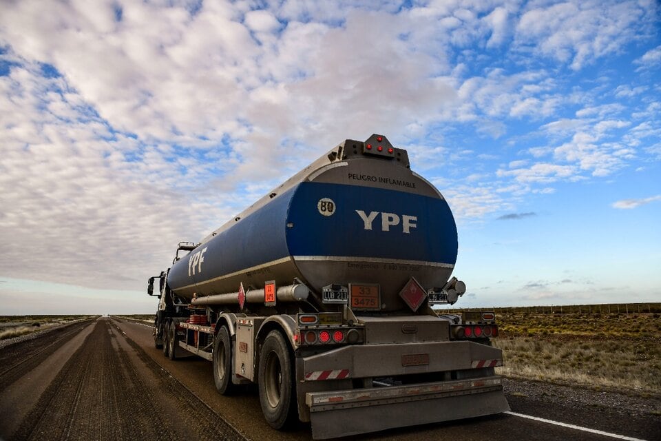 Transporte de gasoil YPF. Imagen: AFP.