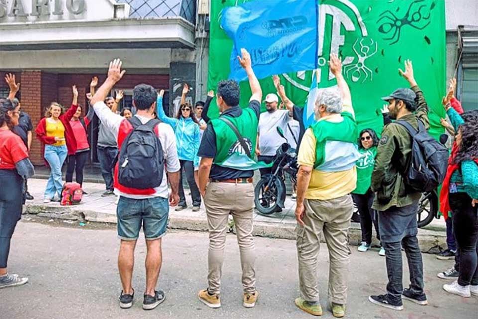Los trabajadores realizan tareas de acompañamiento a las infancias.