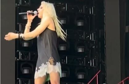 El momento en que el murciélago se posa sobre la pierna de Taylor Momsen.