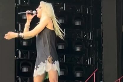 El momento en que el murciélago se posa sobre la pierna de Taylor Momsen.