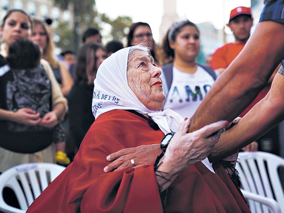 “Voy a hablar sentada, no porque soy vieja, sino porque estoy a punto de desmayarme de la emoción”, dijo Hebe.
