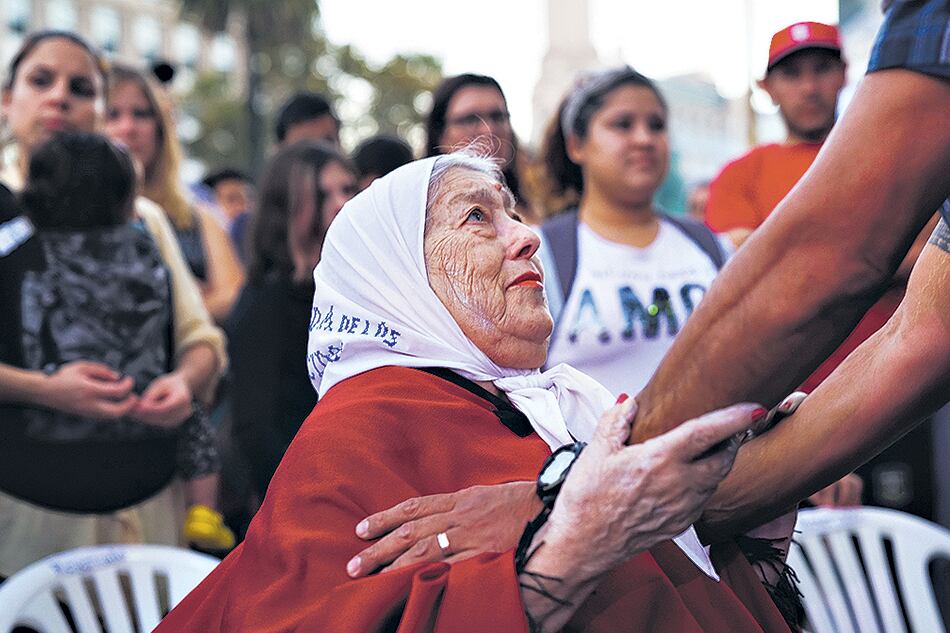 “Voy a hablar sentada, no porque soy vieja, sino porque estoy a punto de desmayarme de la emoción”, dijo Hebe.