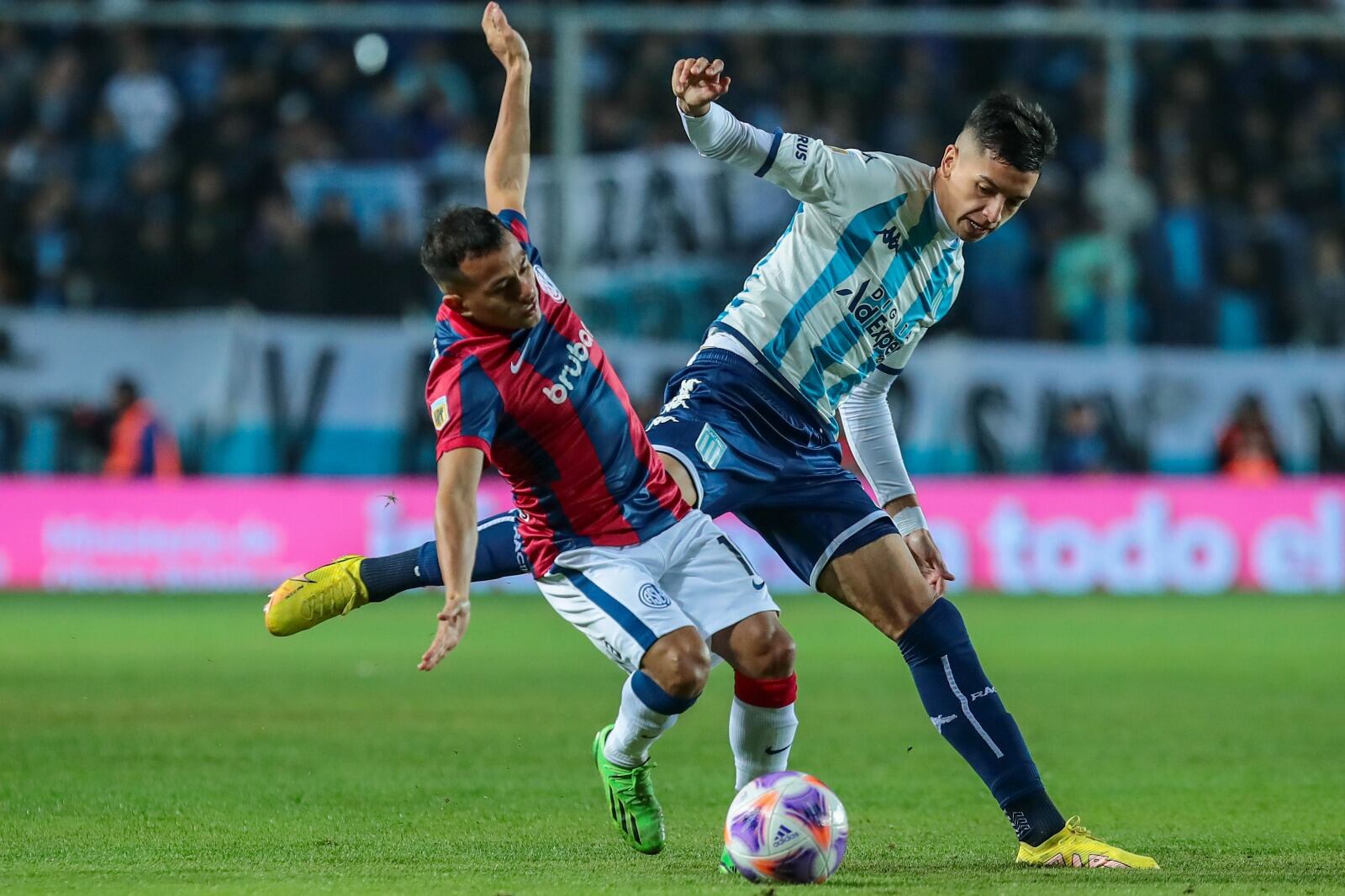 El pibe Avilés y el Perrito Barrios, uno de los duelos estelares de Racing-San Lorenzo