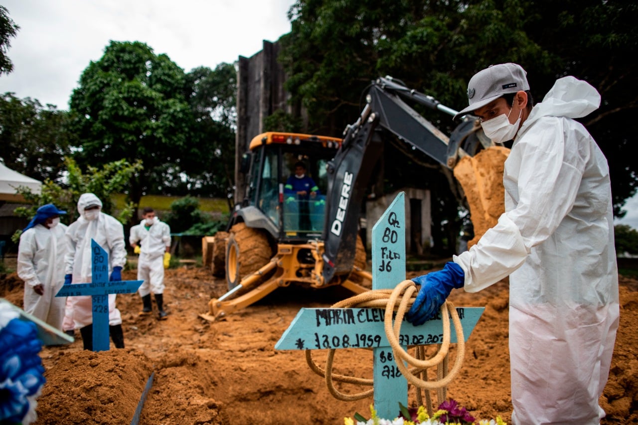 Entierro de víctima de covid-19 en un cementerio de Manaos.