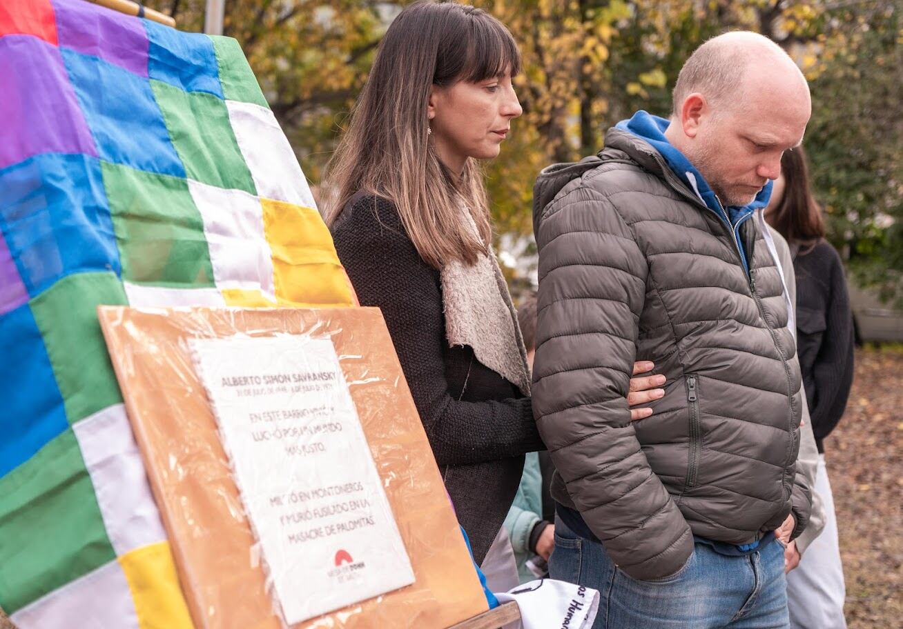Familiares de Alberto Savransky, en la imposición de una baldosa en su memoria. 