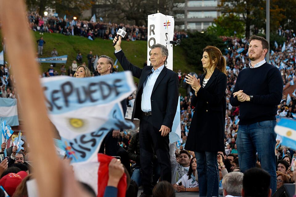 La afición macrista cubrió el playón y escalinatas del parque.