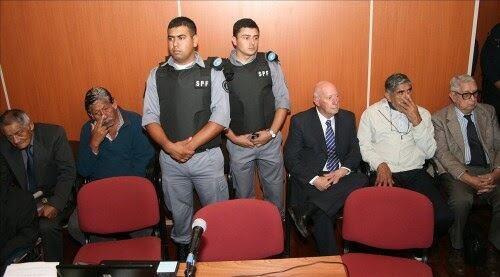 Joaquín Guil, de traje, y Andrés Soraire, de campera clara, en el juicio en 2011
