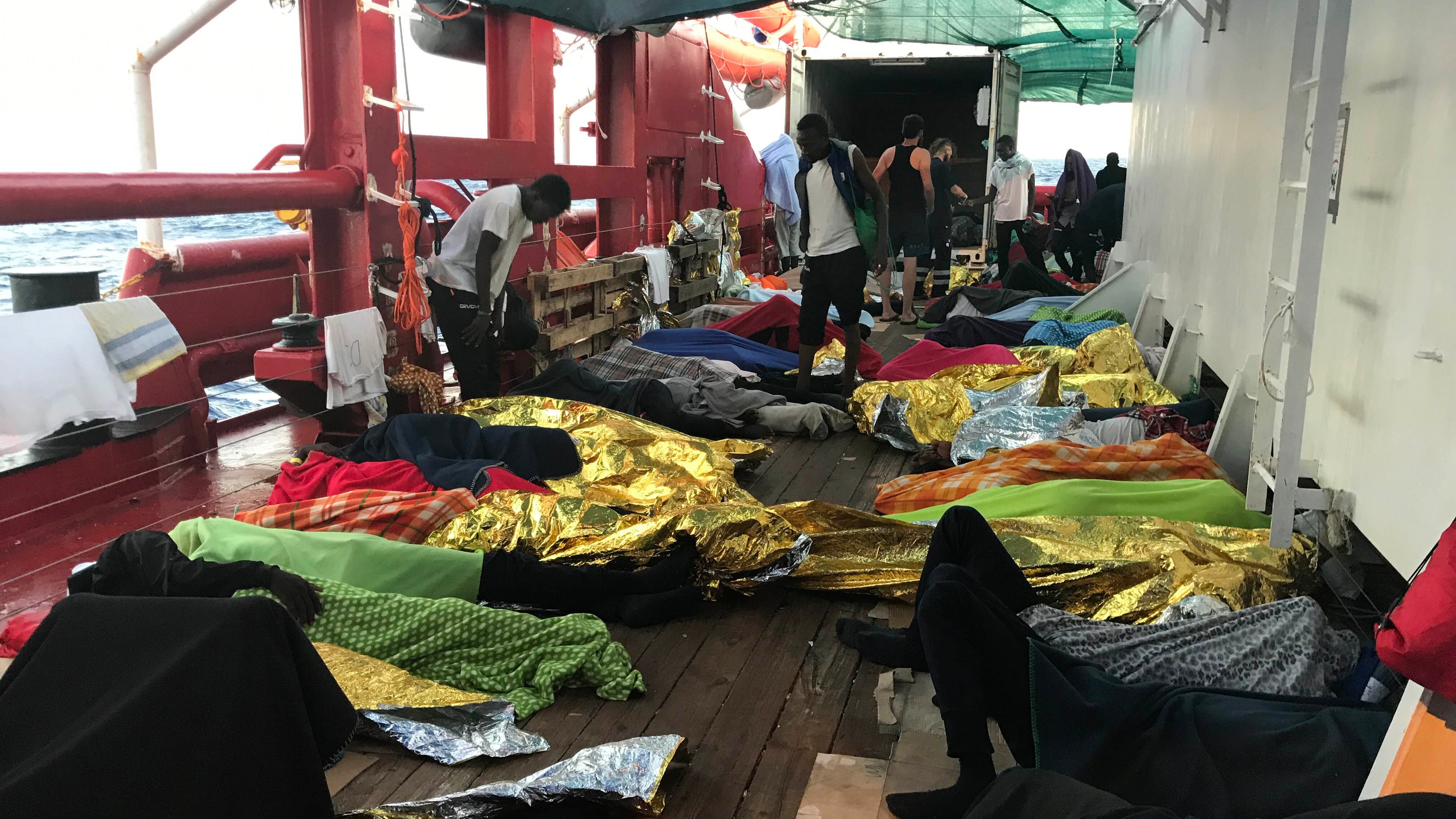 El barco Ocean Viking busca un puerto para evitar que la situación a bordo se complique.