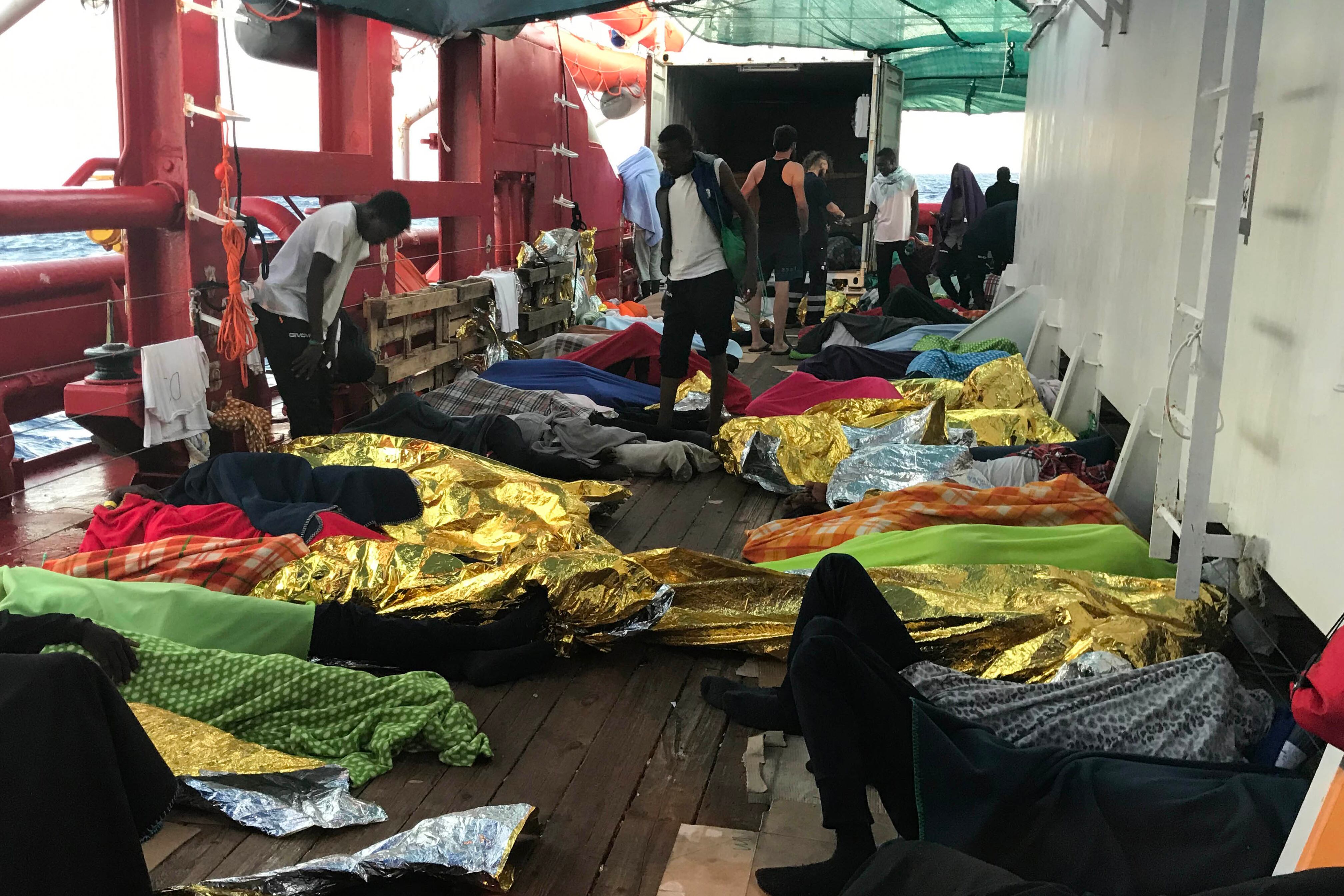 El barco Ocean Viking busca un puerto para evitar que la situación a bordo se complique.